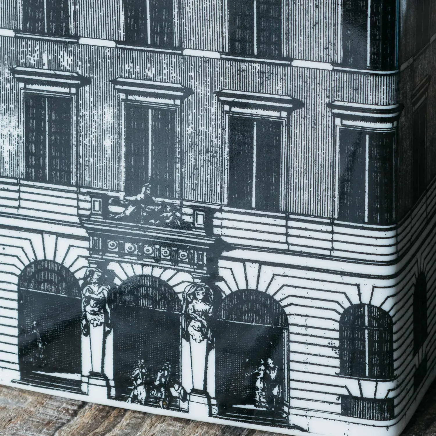 Graham & Green Townhouse Window Tissue Box