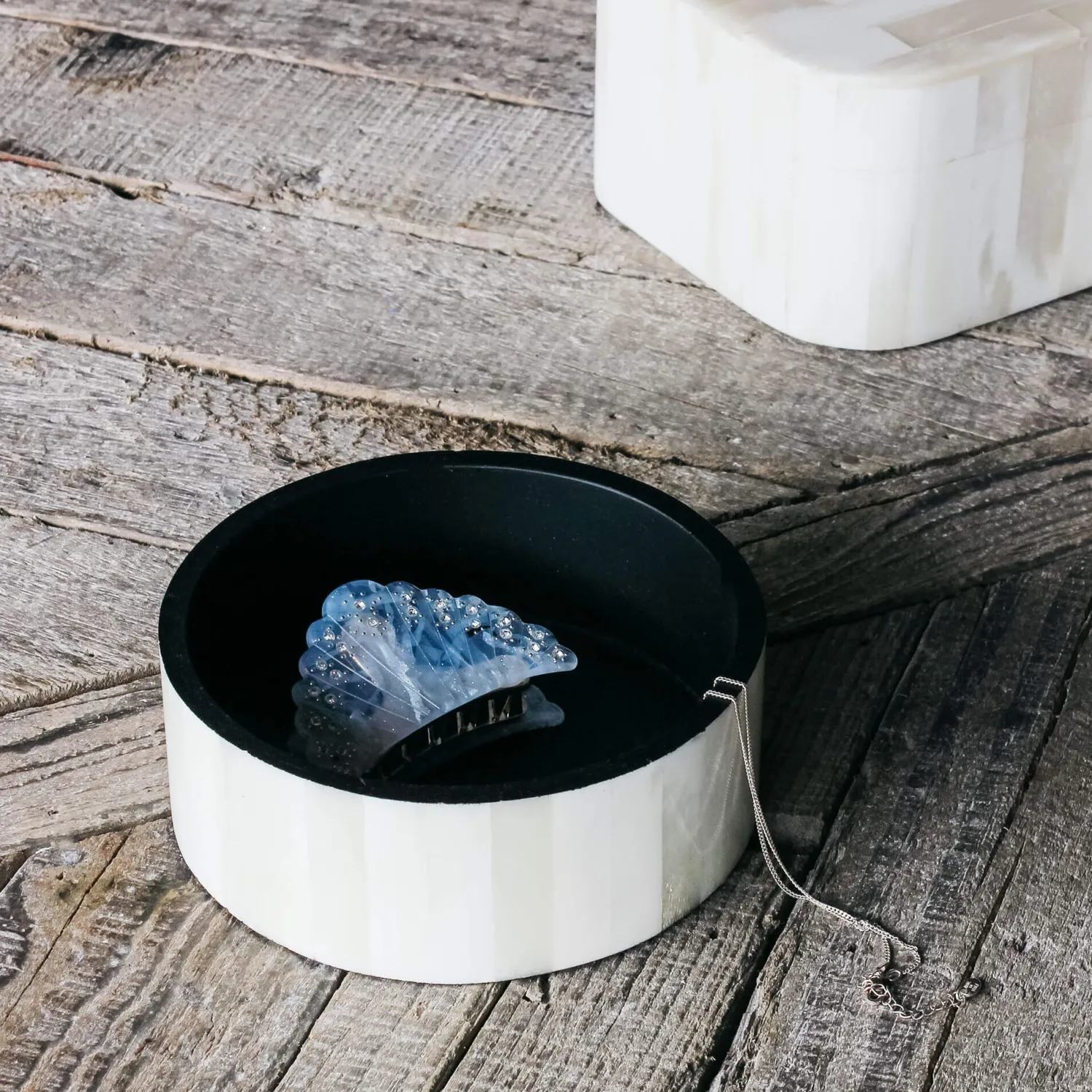 Graham & Green White Daisy Round Bone Box